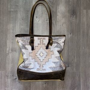 Myra Shoulder bag